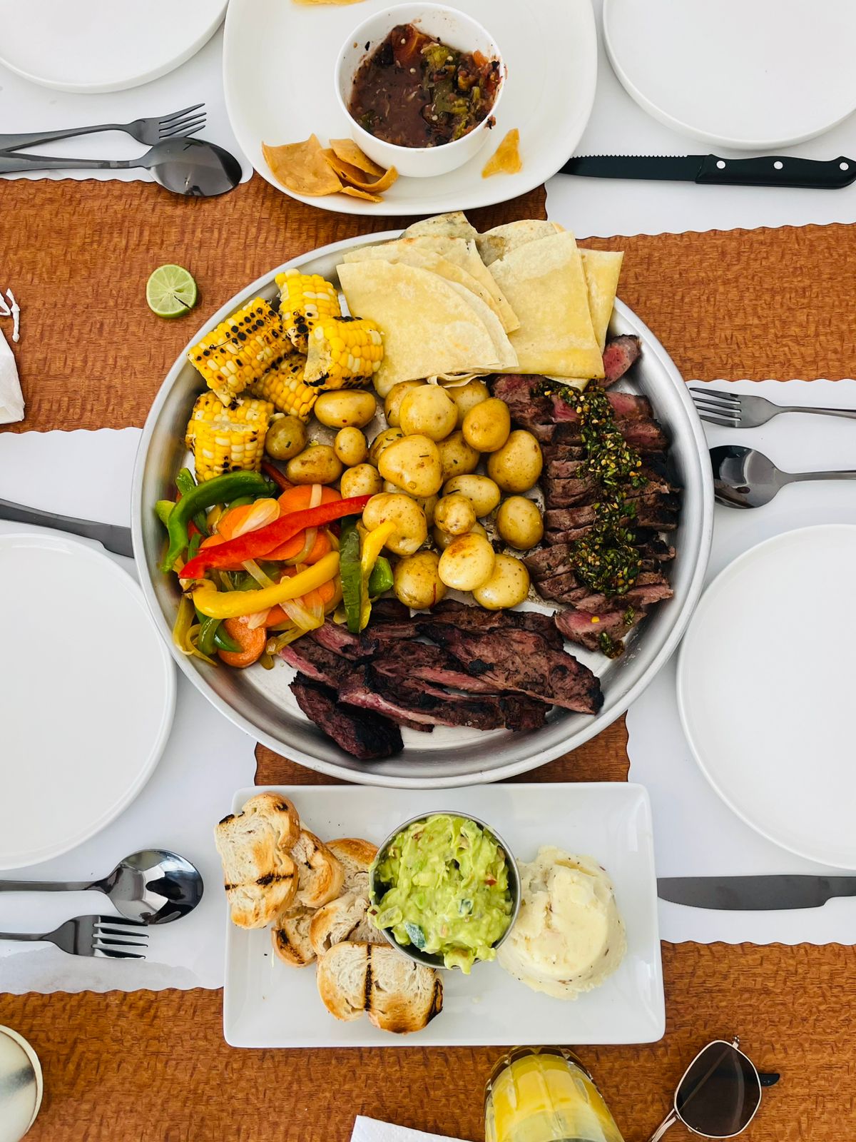 Mesa cenital de parrillada para compartir