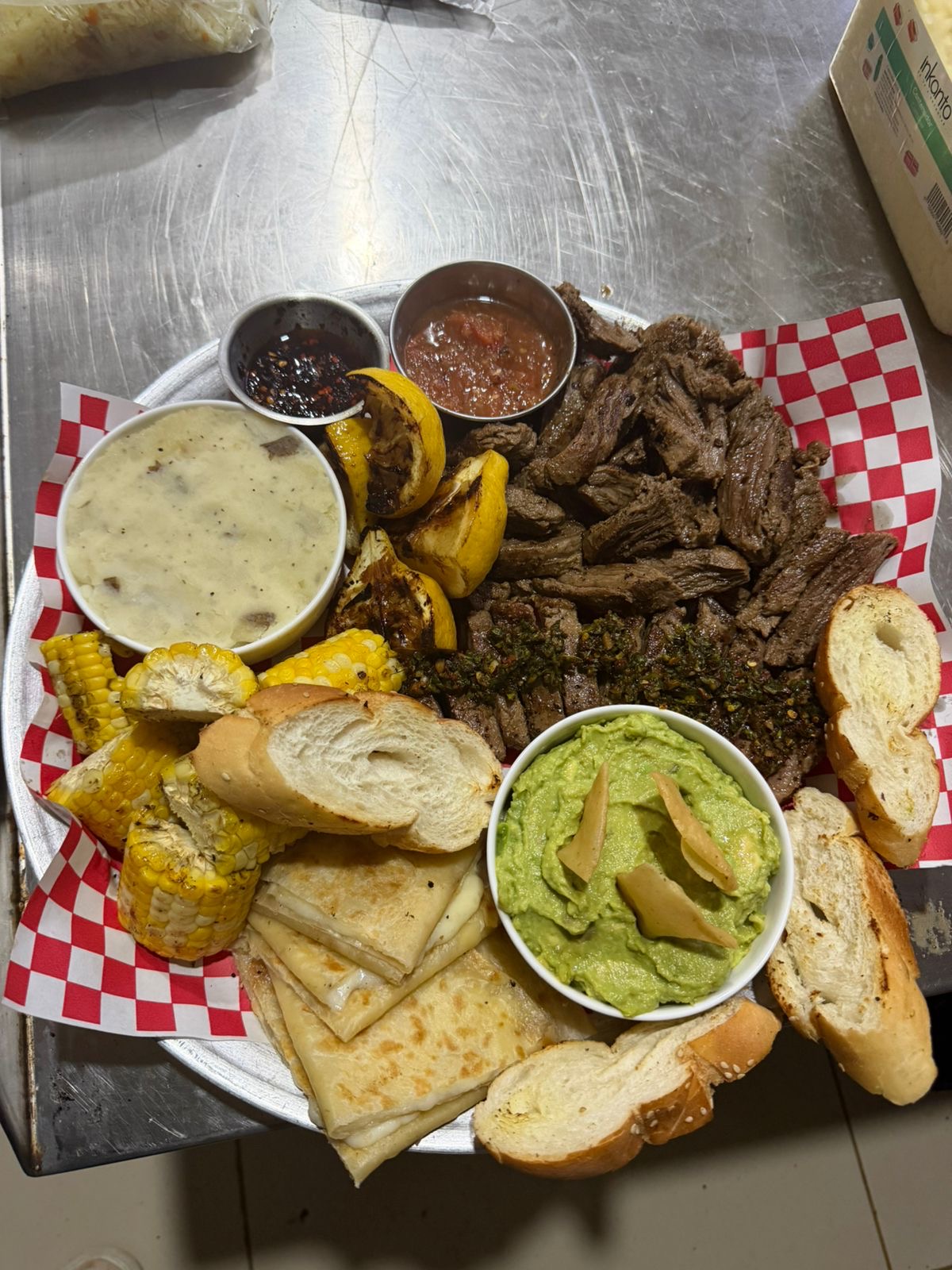 Charola parrillera con elotes, guacamole y carne